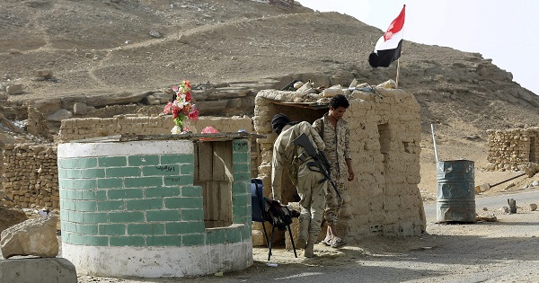 Army soldiers man a checkpoint in the historical town of Baraqish in Yemen's al-Jawf province after it was taken over by pro-government forces from Houthi fighters April 6, 2016.