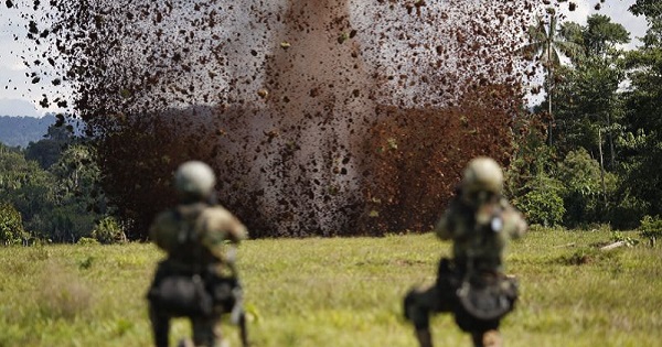 Peruvian anti-narcotics forces carry out training.