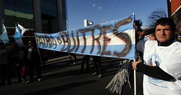 Supporters of the former Argentine government holds a sign against the payment to what the government calls ''vulture'' creditors in Buenos Aires, August 12, 2014.