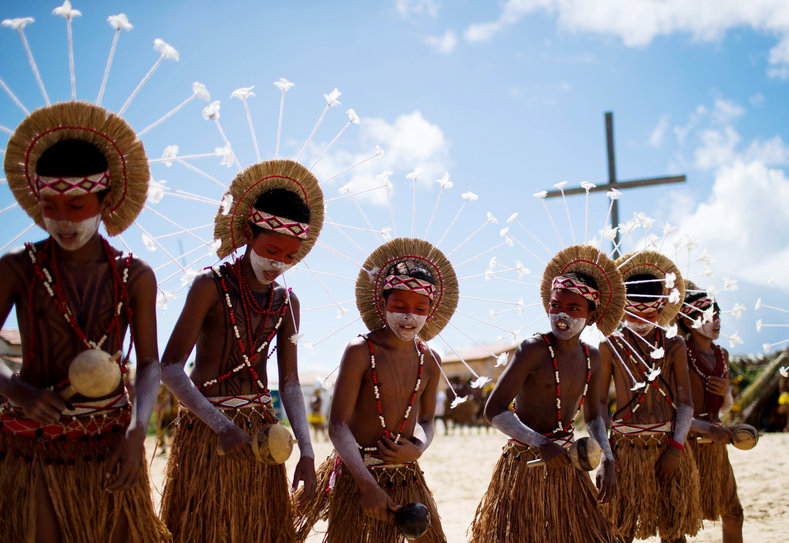 Native Brazilians sing and dance, during the Indigenous Youth Games of Pataxos nation in Santa Cruz de Cabralia, Bahia state, Brazil, April 17, 2016.