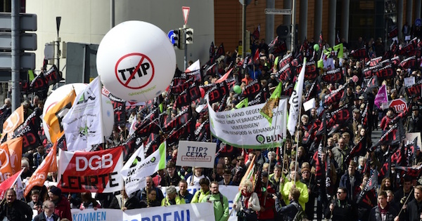 Thousands of people, a mixture of trade unions, environmentalists and consumer protection groups, marched through central Hanover to protest TTIP