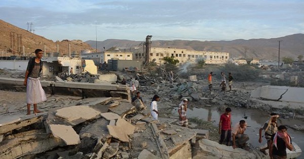 People inspect damage at a site hit by Saudi-led air strikes in the al Qaeda-held port of Mukalla city in southern Yemen April 24, 2016.