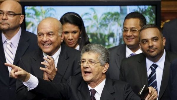  Henry Ramos Allup (C), president of the National Assembly, at a press conference with other opposition lawmakers