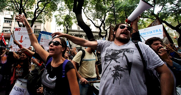 Argentine state workers shout slogans outside the Labour Ministry during a protest against layoffs in Buenos Aires, April 6, 2016.