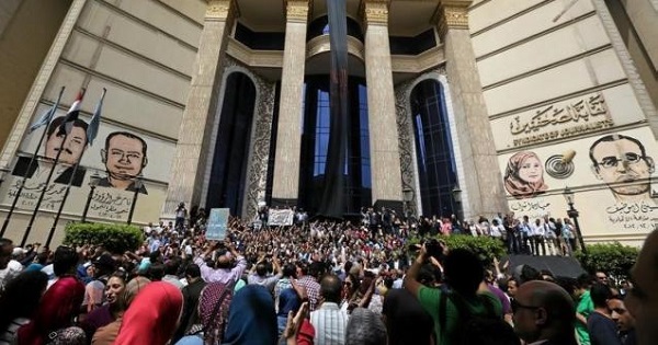 Journalists protest against restriction on the press and to demand the release of detained journalists, in front of the Press Syndicate in Cairo, Egypt May 4, 2016.