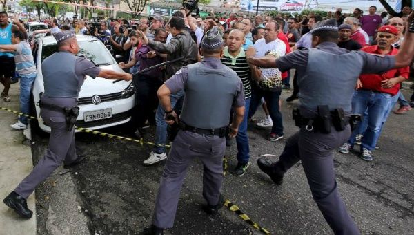 Supporters of former Brazilian president Luiz Inacio Lula da Silva confront police officers during a protest in Sao Bernardo do Campo, Brazil, on March 4, 2016