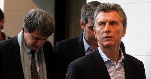 Argentine President Mauricio Macri (R) followed by Finance Minister Alfonso Prat-Gay (L) and Chief Cabinet Marcos Pena walks in the presidential residence in Buenos Aires, Argentina, May, 6, 2016.