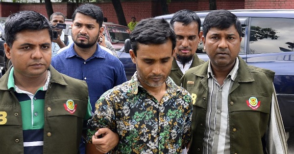 Shariful Islam Shihab (C) in Dhaka on May 15, 2016 after his arrest in connection with the murder of two gay rights activists.