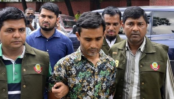 Shariful Islam Shihab (C) in Dhaka on May 15, 2016 after his arrest in connection with the murder of two gay rights activists.