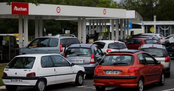 Thousands of French residents have flocked to gas stations amid fears that gasoline shortages will worsen.
