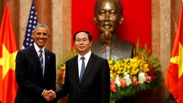 U.S. President Barack Obama shakes hands with Vietnam's President Tran Dai Quang after an arrival ceremony at the presidential palace in Hanoi, Vietnam May 23, 2016.
