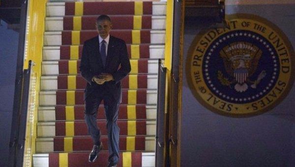 U.S. President Barack Obama lands in Vietnam.