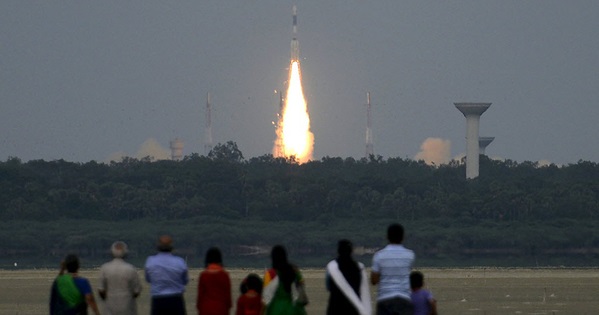 People watch the launch of India's Geosynchronous Satellite Launch Vehicle from the Satish Dhawan Space Center in Sriharikota, India, August 2015.