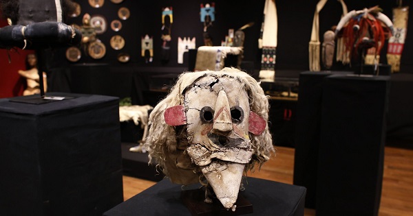 A Puebloan Kachina Huhuwa mask and other Native American artifacts at a 2014 Paris auction.
