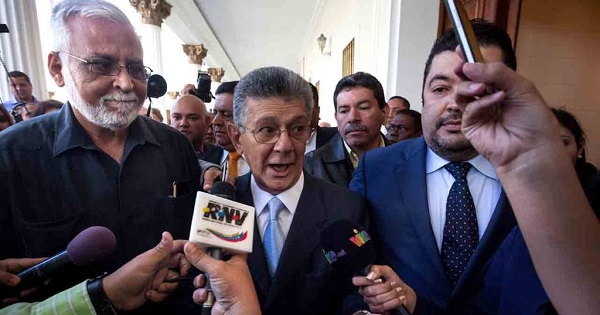 National Security head Henry Ramos Allup (C) speaks alongside his security chief Angel Coromoto (L).