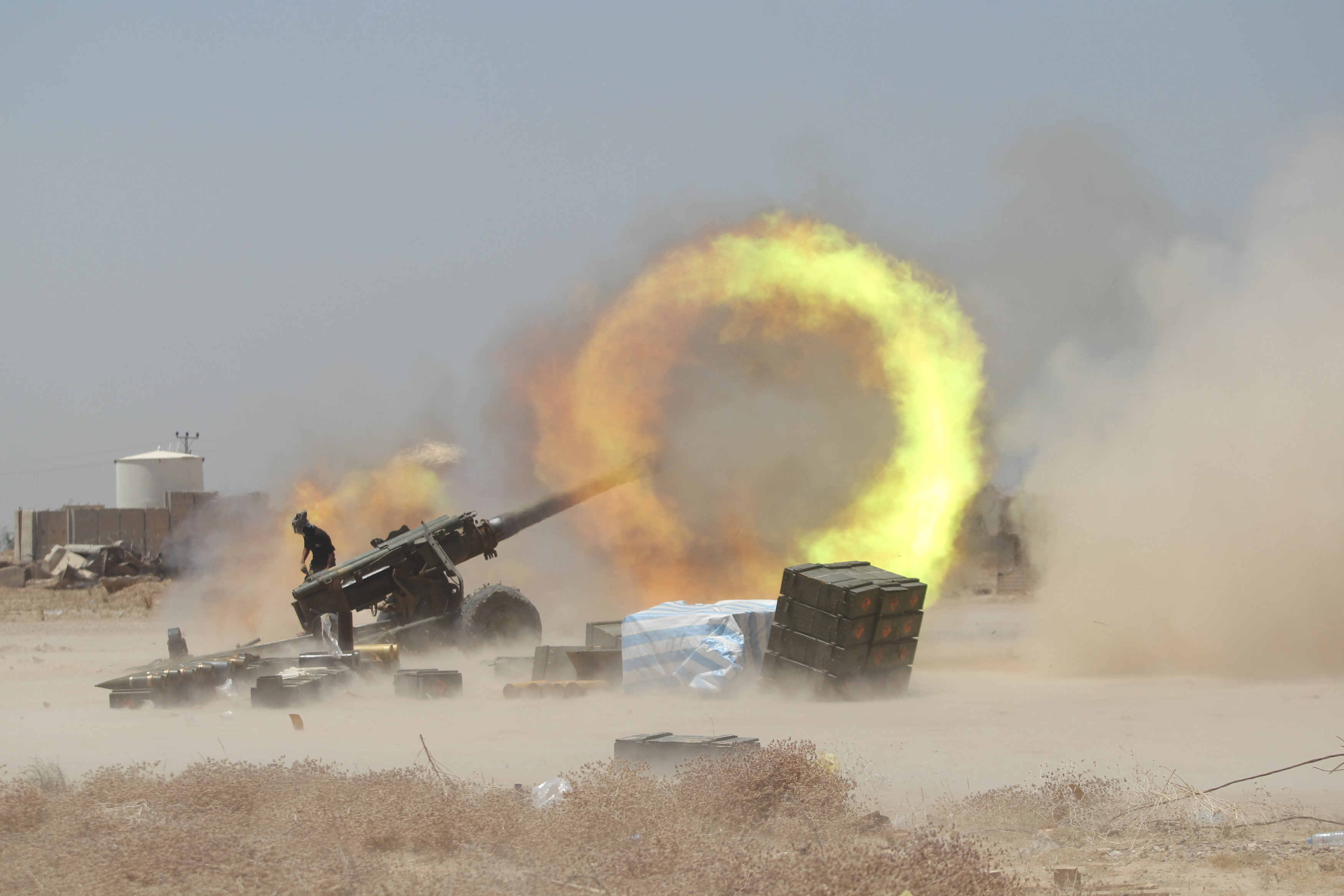 An Iraqi Shiite fighter fires artillery during clashes with Islamic State militants near Falluja, Iraq, May 29, 2016.