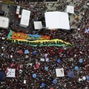 People attend a protest against impeachment proceedings against Brazil's President Dilma Rousseff in Rio de Janeiro, Brazil, March 31, 2016.