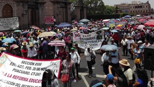 Teachers from the National Coordinator of Education Workers hold a rally to oppose educational reforms in the state of Michoacan, Mexico, May 19, 2016. 