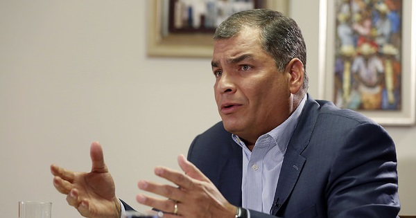 Ecuadorean President Rafael Correa speaks with Xavier Lasso during a televised interview on Ecuador Public Television, June 1, 2016.