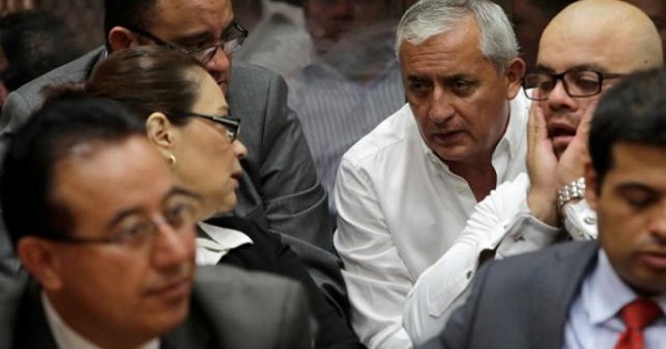 Guatemala's former president Otto Perez Molina (C) talks to his former deputy Roxana Baldetti during a court hearing in Guatemala City, June 6, 2016.