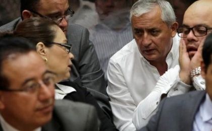 Guatemala's former president Otto Perez Molina (C) talks to his former deputy Roxana Baldetti during a court hearing in Guatemala City, June 6, 2016.