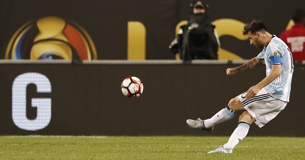 Lionel Messi takes a free kick in Argentina's 5-0 victory over Panama in Chicago.
