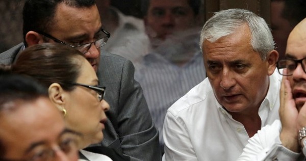 Guatemala's former President Otto Perez Molina (C) talks to his former deputy Roxana Baldetti during a court hearing, Guatemala, June 6, 2016.