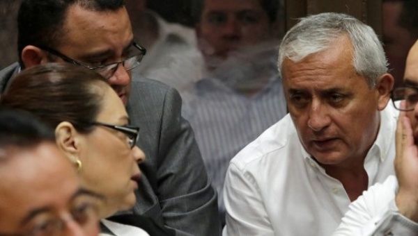 Guatemala's former President Otto Perez Molina (C) talks to his former deputy Roxana Baldetti during a court hearing, Guatemala, June 6, 2016.
