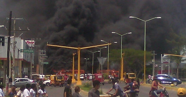 Protesters in Juchitan set fire to buses as a barricade against incoming police on Canal 33.
