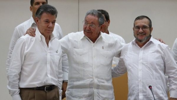 Colombian President Juan Manuel Santos (R), Cuban President Raul Castro (C) and FARC leader Timoleon Jimenez (L).