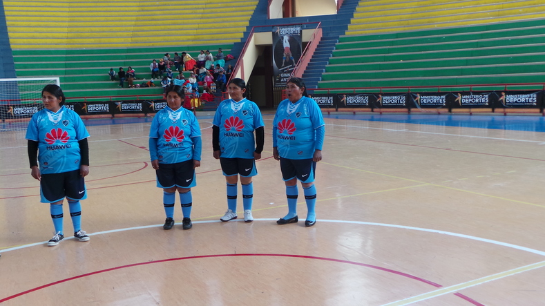 Some cholitas decided to wear the more formal soccer kit.