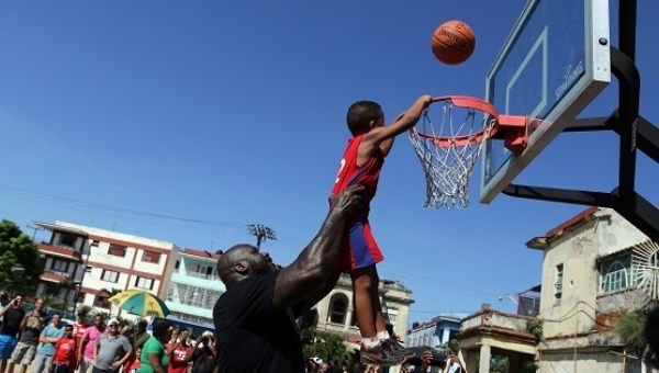 U.S. basketball legend Shaquille O’Neal coaches kids in layup drills and scrimmages during a public clinic in Havana, Cuba, June 26, 2016.