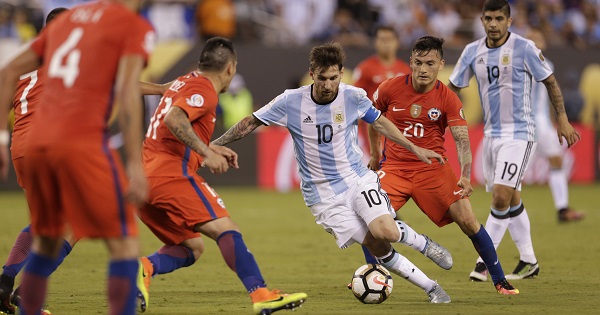 Argentina midfielder Lionel Messi (10) dribbles the ball during the second half in the championship match of the 2016 Copa America Centenario soccer tournament at MetLife Stadium.