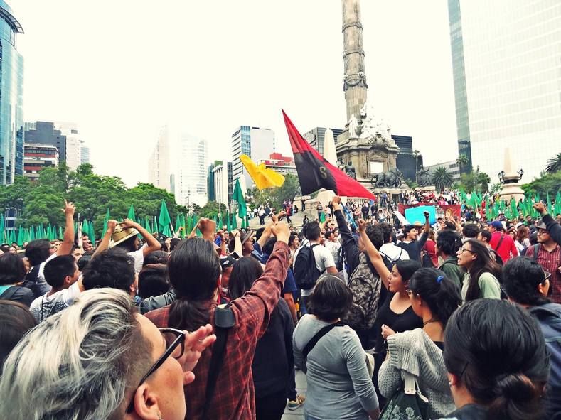 Just after midday, tens of thousands were already present at the demonstration marking one week since the violent repression by the Peña Nieto government against demonstrators in the southern state of Oaxaca protesting against his neoliberal education reform.