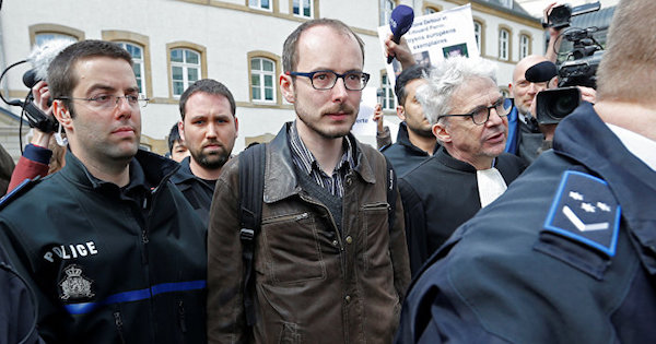 LuxLeaks whistleblowe Antoine Deltour (C) and his lawyer William Bourdon (R) leave the court after the first day of the LuxLeaks trial in Luxembourg, April 26, 2016.