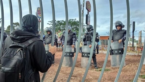 Members of the student movement MEU clash with police in Tegucigalpa