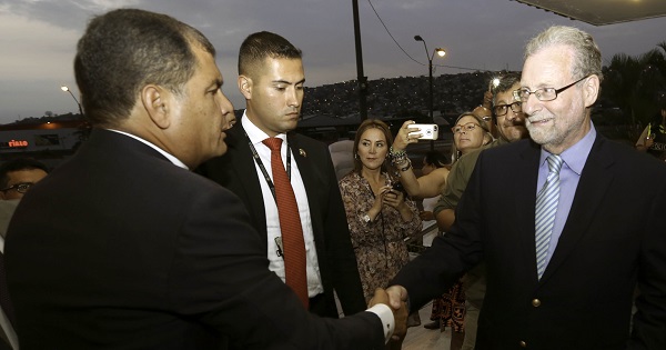 Ecuadorean President Rafael Correa (L) greets U.S. journalist Peter Greenberg ahead of the domestic premiere of “The Royal Tour: Ecuador” in Guayaquil, July 6, 2016.