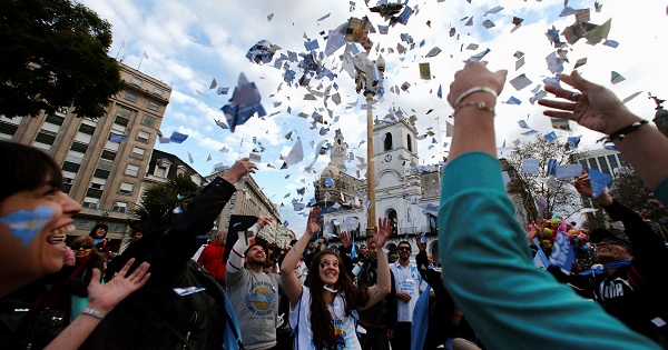 People gather at Plaza de Mayo square during celebrations of the bicentennial anniversary of Argentina's independence from Spain in Buenos Aires, July 9, 2016.