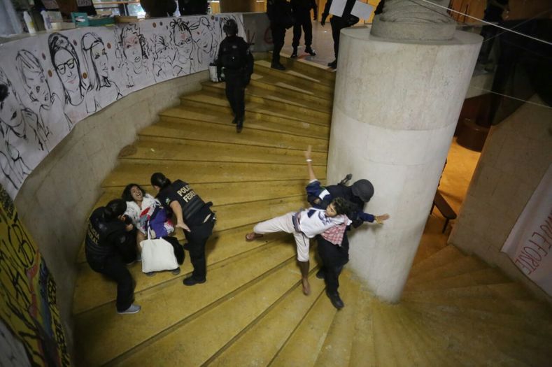 Midia Ninja, a news outlet present during the raid, showed how one woman was attacked by police. 