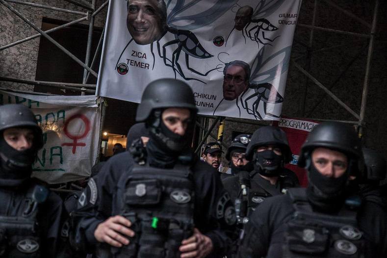 Once evicted, the demonstrators chanted “democracy” and “Temer Out!” in front of police officers who prevented the artists from reentering the building.