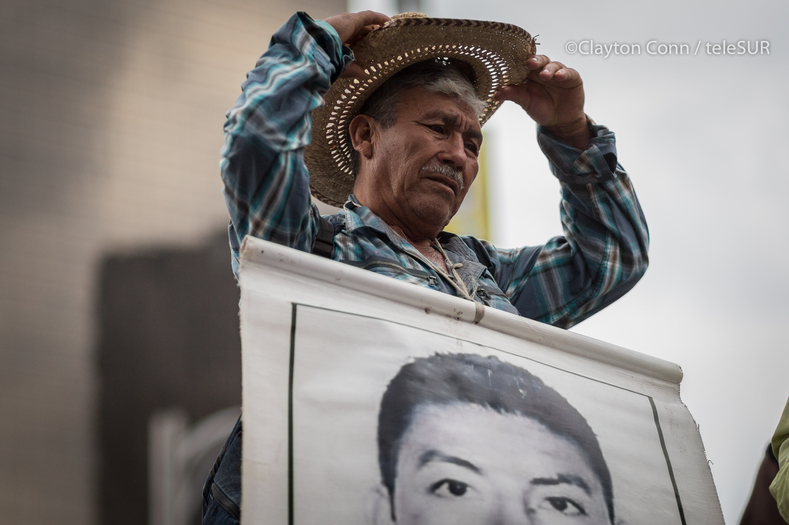 In recent weeks the families of the disappeared 43 and their legal representatives have had a series of meetings with officials from the Attorney General’s Office and Interior Ministry. Over the course of 22 months they have had meetings with Mexican President Enrique Peña Nieto as well as other cabinet officials and lower level-individuals. They fear the authorities are seeking to “pass the buck” amongst each other, without truly dedicating the resources in finding truth and justice in the case.
