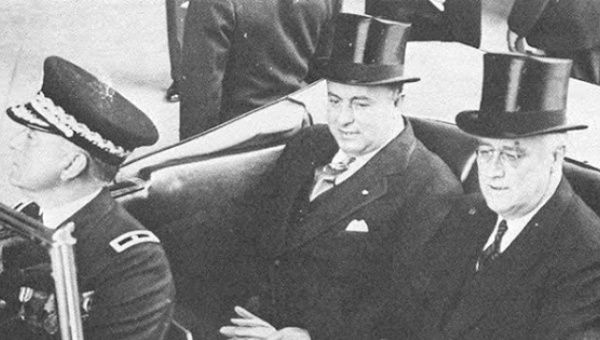 Somoza (C) next to U.S. President Franklin Delano Roosevelt in 1939