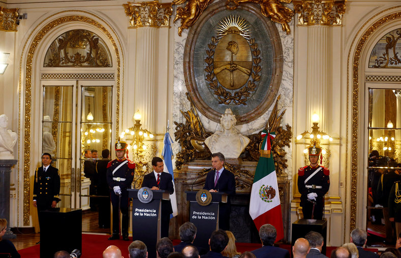 Argentine President Mauricio Macri (R) and his Mexican counterpart Enrique Pena Nieto attend a bilateral agreement signing ceremony at the Casa Rosada government house in Buenos Aires, Argentina July 29, 2016. 