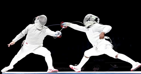 Russia's Alexey Yakimenko (L) competes against Daryl Homer of the U.S. during their men's sabre final at the World Fencing Championships in Moscow July 14, 2015.