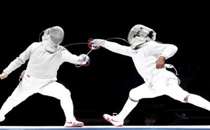 Russia's Alexey Yakimenko (L) competes against Daryl Homer of the U.S. during their men's sabre final at the World Fencing Championships in Moscow July 14, 2015. 