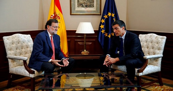 Spain's acting Prime Minister Mariano Rajoy (L) and Spain's Socialist Party (PSOE) leader Pedro Sanchez talk before their meeting at Spanish Parliament in Madrid, Aug. 2, 2016.