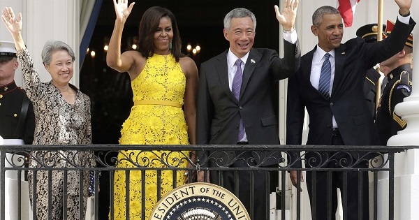 U.S. President Barack Obama and first lady Michelle Obama wave with Singapore's Prime Minister Lee Hsien Loong and his wife in Washington, Aug. 2, 2016.