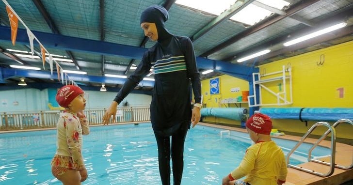 Australian muslim swimming instructor Fadila Chafic wears her full-length 'burkini' swimsuit during a swimming lesson with her children at swimming pool in Sydney, August 23, 2016.