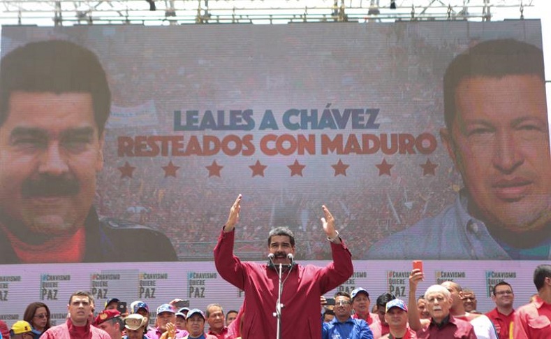 President Maduro spoke to the masses outside the presidential palace Miraflores, encouraging them to defend the Bolivarian Revolution.