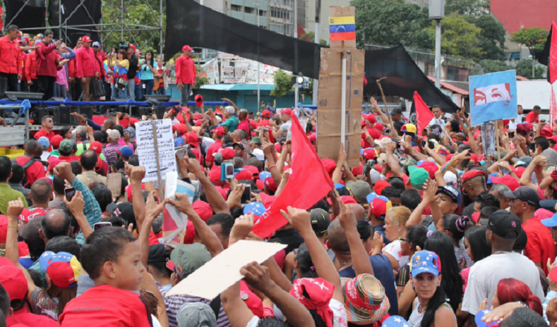 Workers from different social missions came out to show their solidarity with Maduro's government.